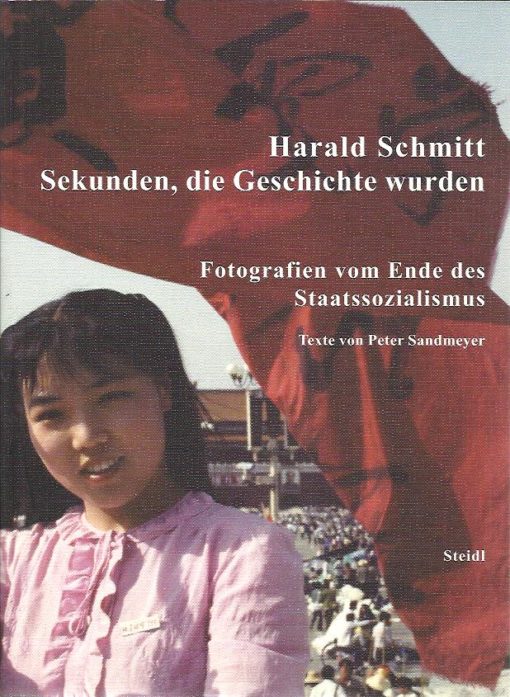 Harald Schmitt. Sekunden, die Geschichte wurden. Fotografien vom Ende des Staatssozialismus. Texte von Peter Sandmeyer. [1. Auflage]. SCHMITT, Harald