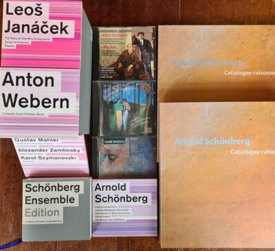 Arnold Schönberg: Collection. 2 volumes Catalogue Raisonné in cassette / Schönberg Ensemble 25 cd's with booklet in cassette / 3 cd's - Verklärte Nacht, OP. 4, Suite, OP. 29 - Kammersymphonie, OP. 9 - Drei Stücke für Kammerorchester. SCHÖNBERG, Arnold