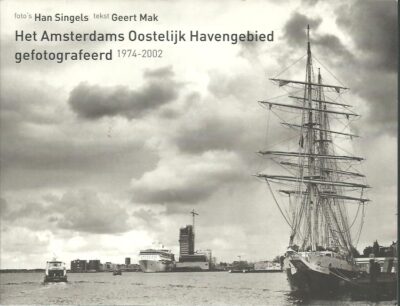 Het Amsterdams Oostelijk Havengebied Gefotografeerd 1974-2002. Foto's Han Singels. Tekst Geert Mak. [Gewijzigde herdruk van 'De Eilanden'] SINGELS, Han & Geert MAK